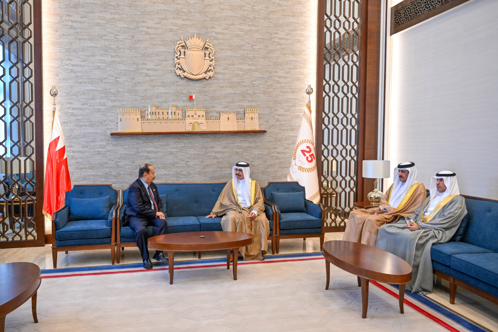 معالي وزير الداخلية يبحث مع السفير اليمني أوضاع البحرينيين الخمسة الموقوفين في اليمن<